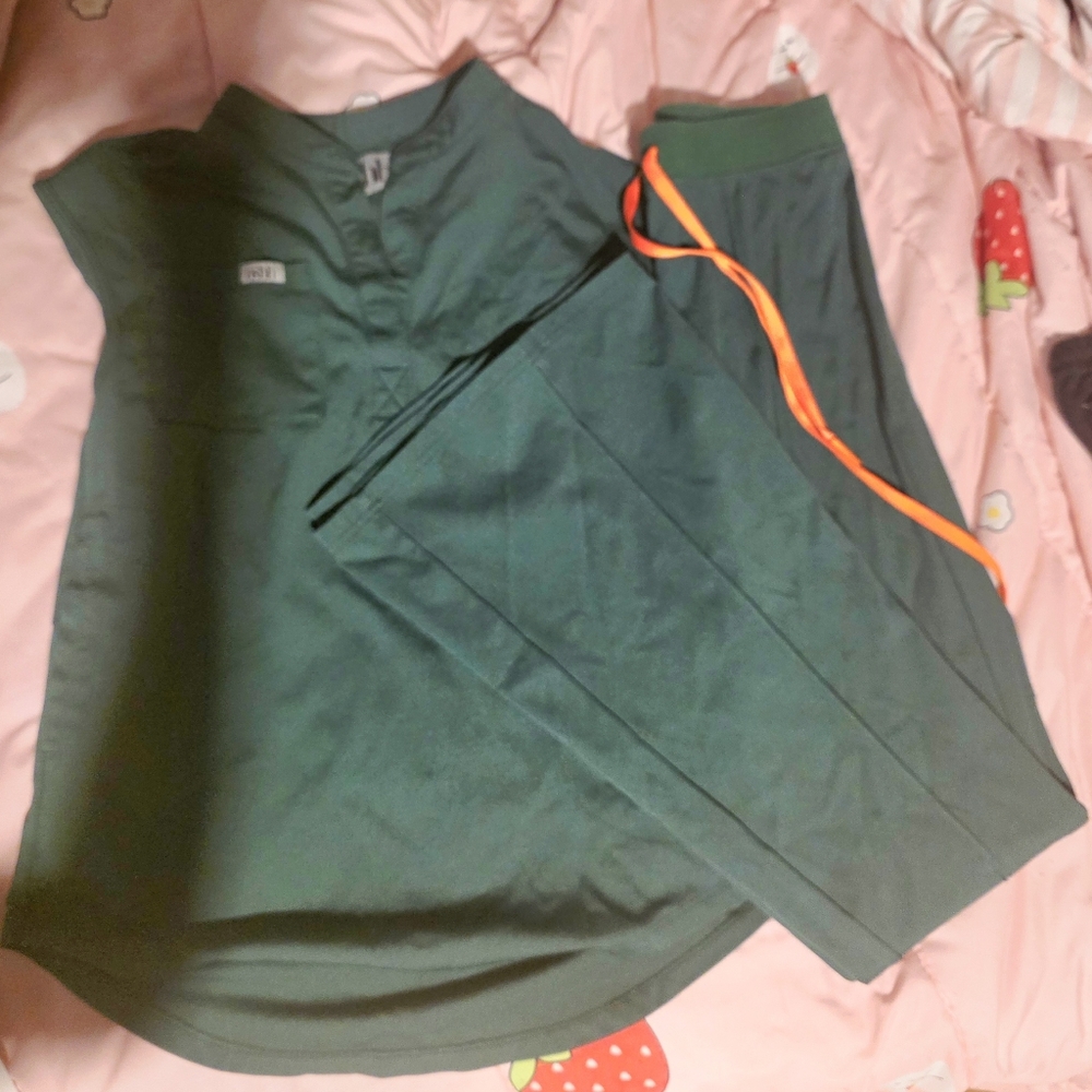 Ashh 'Emma' Scrub Set in Hunter Green: Size XS - Picture 5 of 6